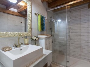 Shower, hair dryer, towels - Loft / Duplex with charm historic center. WIFI (Sevilla)