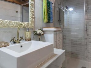 Douche, séchoir à cheveux, serviettes fournies