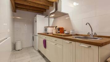 Een koelkast, een microgolfoven, een koffiezetapparaat/waterkoker