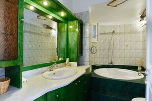 House, 3 Bedrooms | Bathroom