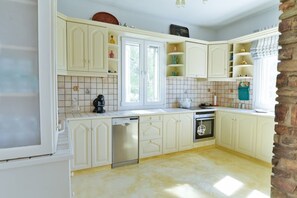 House, 3 Bedrooms | Private kitchen | Full-size fridge, oven, stovetop, dishwasher