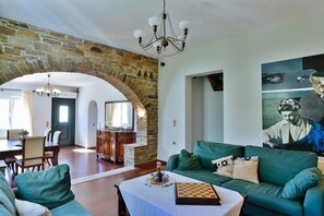 House, 3 Bedrooms | Living area