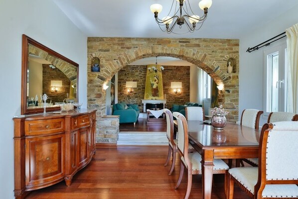 House, 3 Bedrooms | Living room