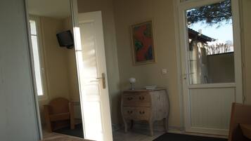 3 chambres, bureau, fer et planche Ă repasser, lit parapluie