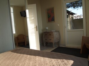 3 bedrooms, desk, iron/ironing board, travel cot - Villa "Pensée d'Automne" - A haven of comfort in the heart of Pontaillac, Royan. (Royan)