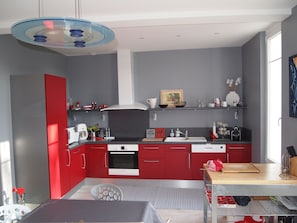 Réfrigérateur, micro-ondes, four, plaque de cuisson