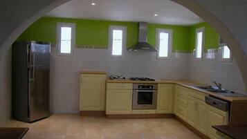 冷蔵庫、電子レンジ、オーブン、コンロ