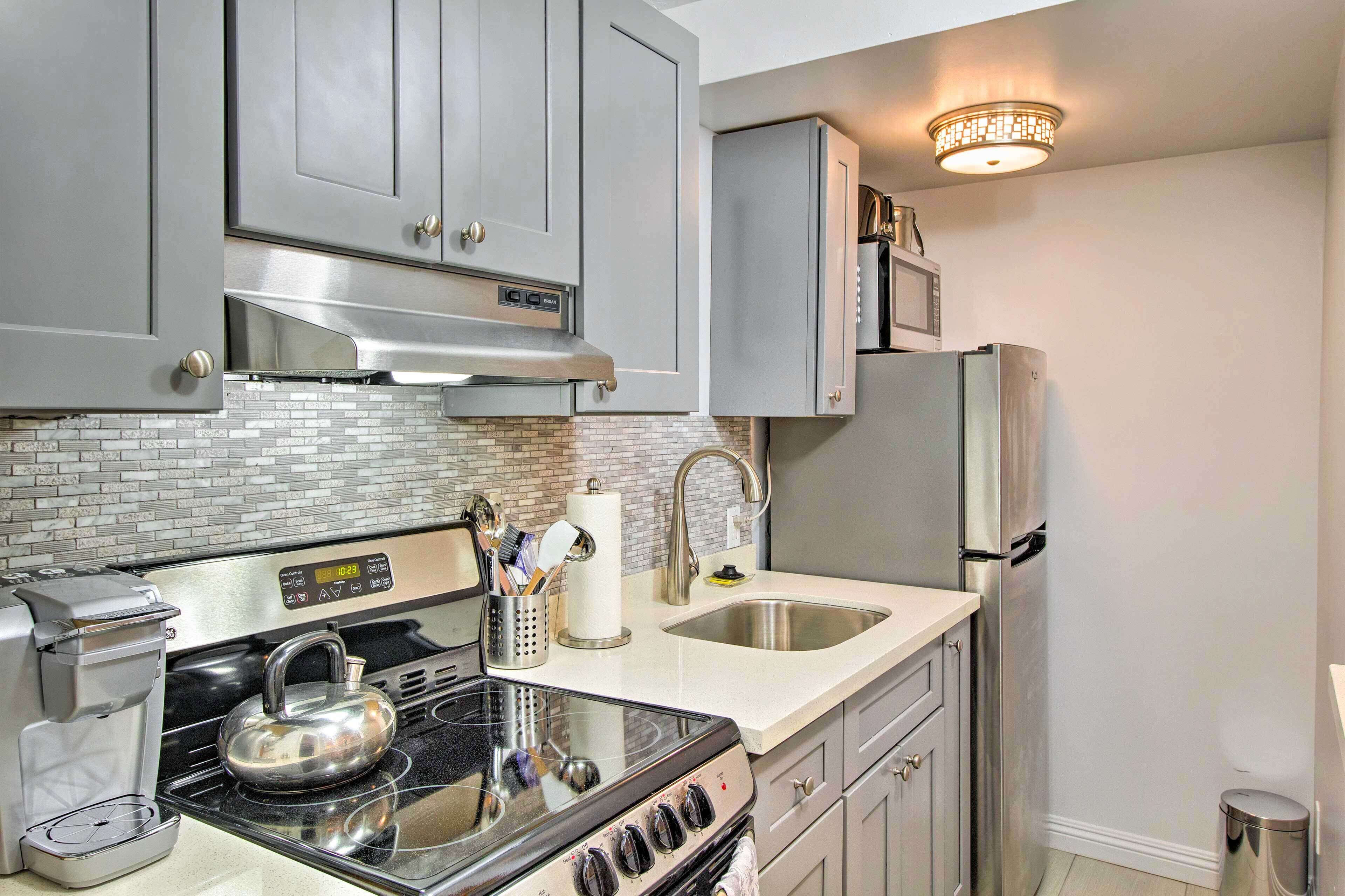 Coffee/tea maker, fridge, microwave, stovetop