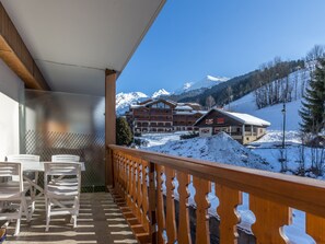 Outdoor dining - 2** Apartment for 6, South, near slopes and shops (La Clusaz)