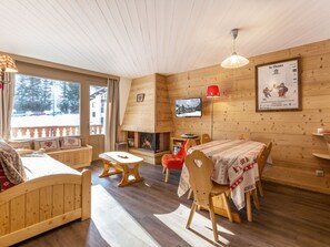 Interior - 2** Apartment for 6, South, near slopes and shops (La Clusaz)