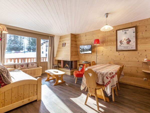 Interior - 2** Apartment for 6, South, near slopes and shops (La Clusaz)