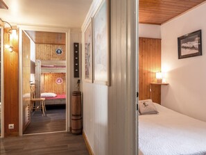 2 bedrooms, bed sheets - 2** Apartment for 6, South, near slopes and shops (La Clusaz)