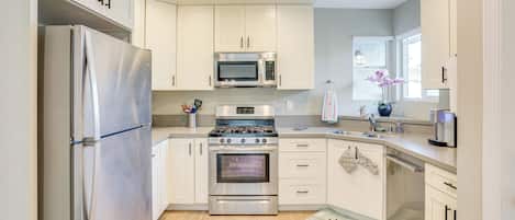 Fridge, microwave, stovetop, dishwasher