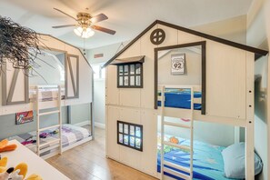 3 bedrooms, iron/ironing board, travel crib, free internet - Fullerton Vacation Rental w/ Private Pool! (Fullerton)