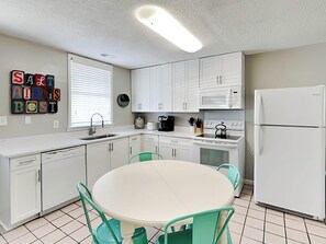 Fridge, microwave, stovetop, dishwasher