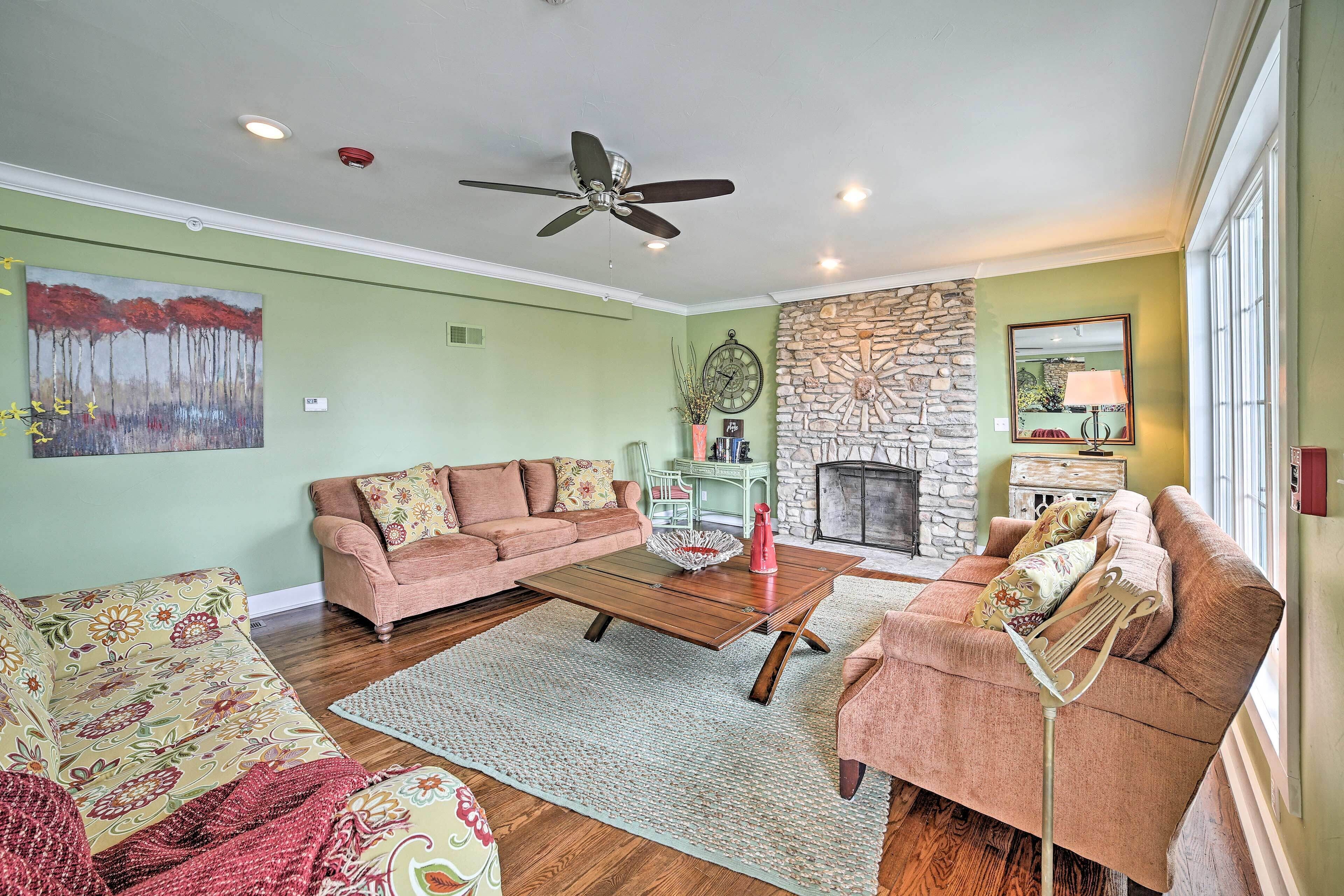 Downtown Branson Home w/ Pool Mins to The Landing!