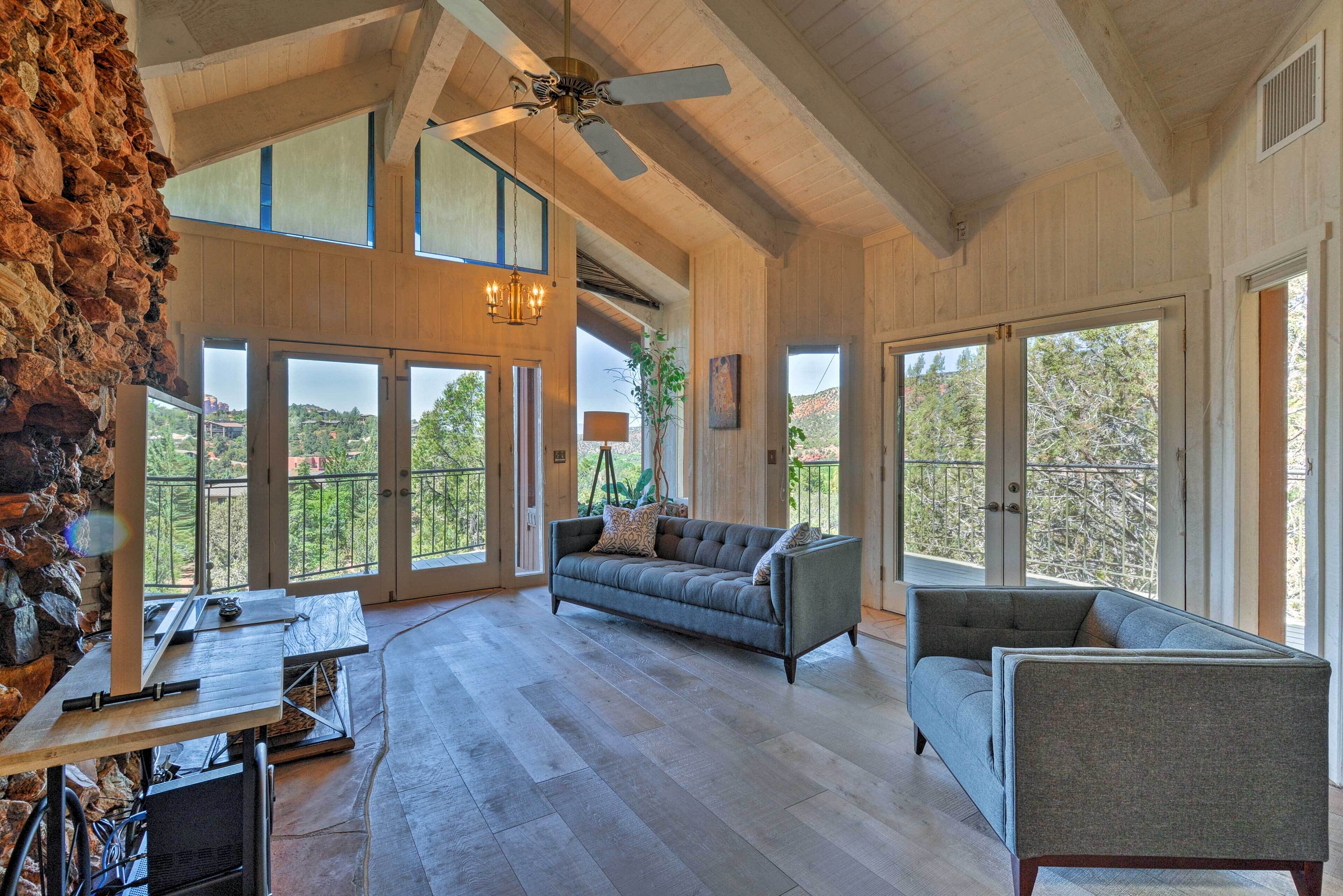 Unique Sedona home with Mtn views and guest house.