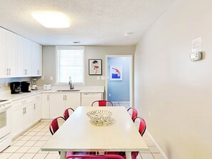 Réfrigérateur, four à micro-ondes, surface de cuisson, lave-vaisselle