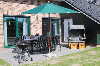 Luxury house, fireplace, whirlpool, sauna, playroom, beach chair, garden, 8 adults & baby