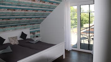 4 bedrooms, iron/ironing board, WiFi