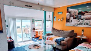 Smart TV, fireplace, video games, books - Lakefront/Wifi /Coffee/ Stocked Cabin /Kayaks /Beach/Firepit hammocks /Pet (Harrison)
