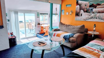 Smart TV, lareira, videogames, livros