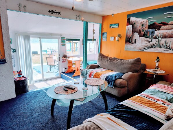 TV connectée, cheminée, jeux vidéo, livres