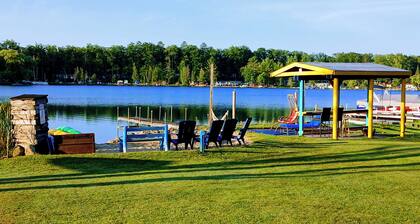 Waterfront/Fireplace Wifi /Coffee, Stocked Cabin /Kayaks /Beach hammocks Pet