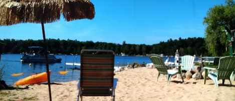 En la playa, camastros y toallas de playa