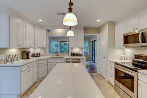 Fridge, microwave, oven, stovetop - 4 Hollyberry - Dog Friendly.  Great Community Amenities (Hilton Head Island)