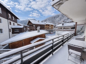 A snowy mountain village with wooden buildings and a clear sky. - Cozy apartment near shops, central location, garage included, pets allowed (La Clusaz)