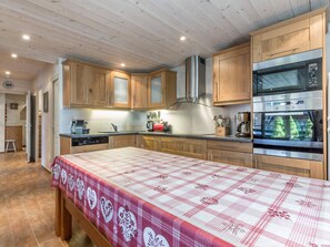 ثلاجة، ميكروويف، فرن، غسالة أطباق