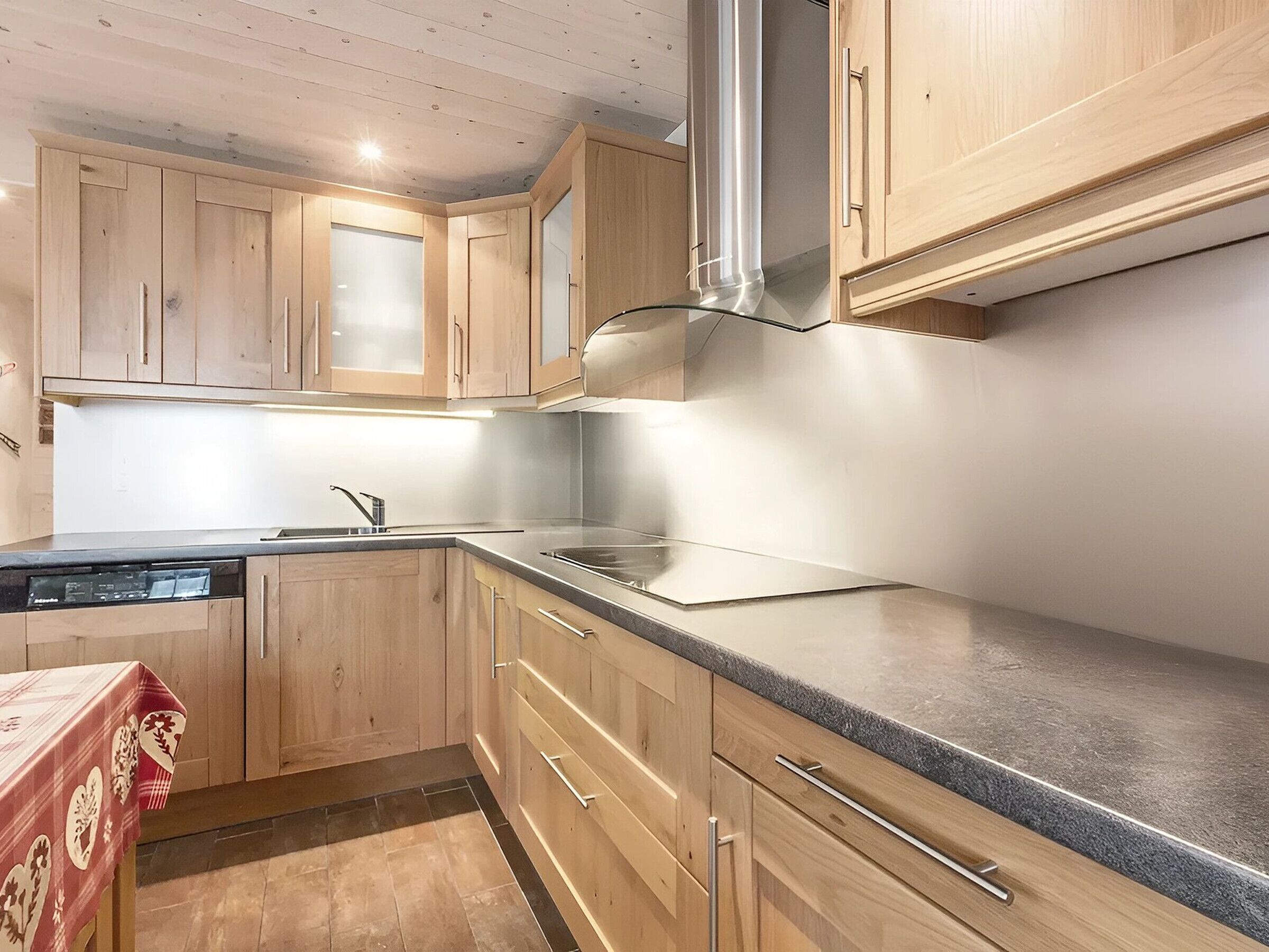 Kühlschrank, Mikrowelle, Ofen, Geschirrspüler