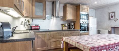 Frigorifero, microonde, forno, lavastoviglie