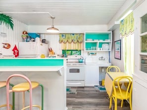 Refrigerador, microondas, parrilla de estufa y cafetera y tetera
