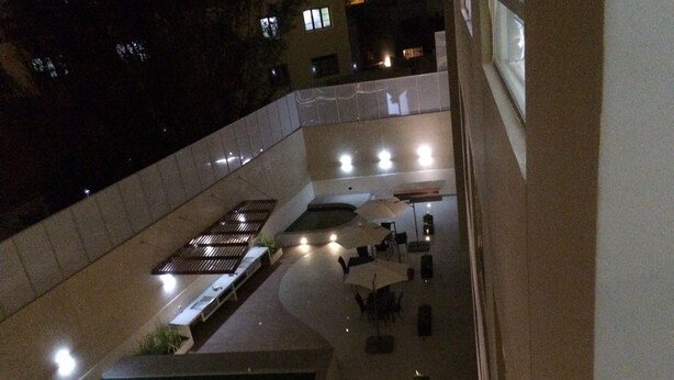 Une terrasse extérieure avec des sièges et une piscine.