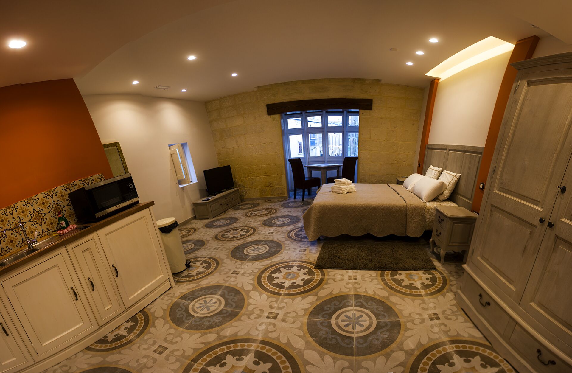 1 habitación, tabla de planchar con plancha, wifi gratis y ropa de cama 