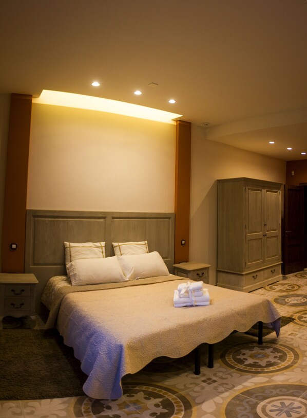 1 bedroom, iron/ironing board, free WiFi, bed sheets - "Superior Double Bedroom with Street View" @ Casa Azzopardi (Ir-Rabat)