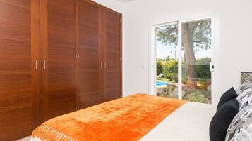 4 bedrooms, iron/ironing board, free WiFi, bed sheets