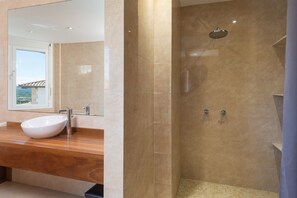 وحدات دش مع أحواض استحمام، مجففات شعر، مناشف