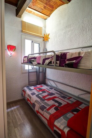 3 bedrooms, iron/ironing board, free WiFi, bed sheets
