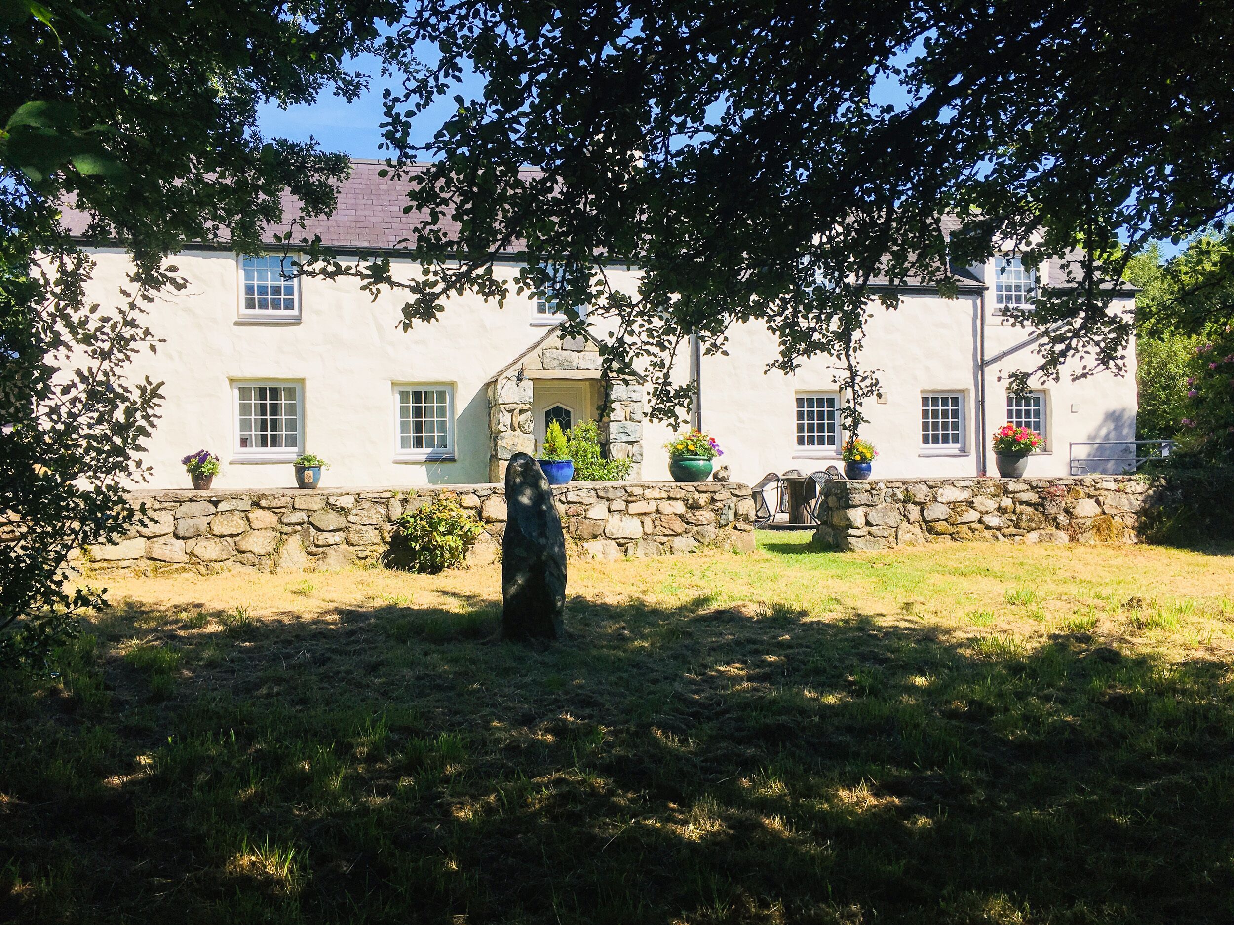 GRAFOG FARM COTTAGE, pet friendly, with open fire in Groeslon