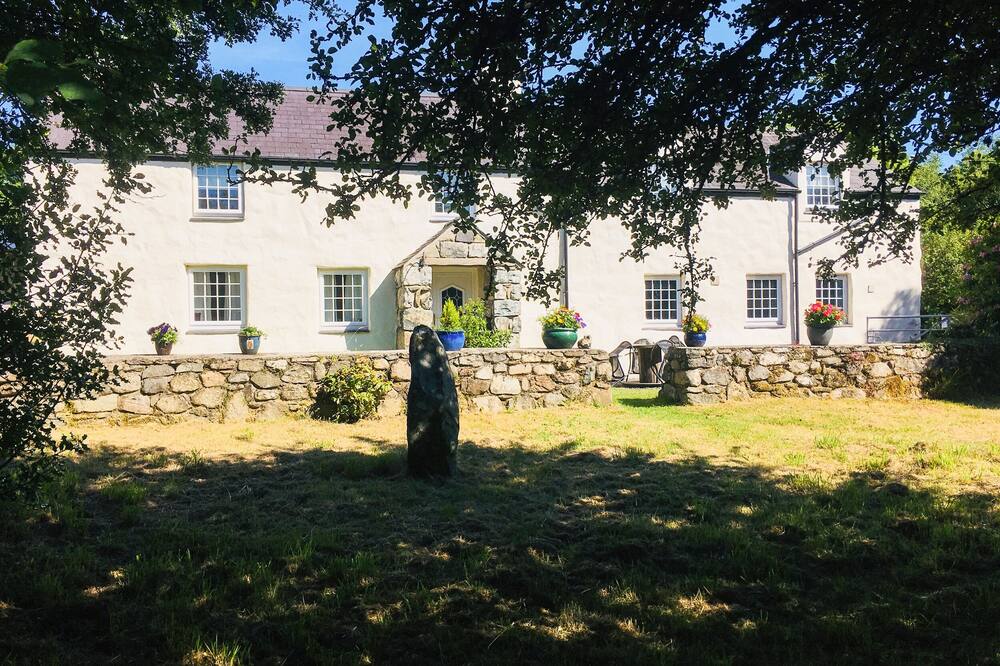 GRAFOG FARM COTTAGE, pet friendly, with open fire in Groeslon