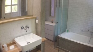 Bañera, secador de pelo, toallas, jabón