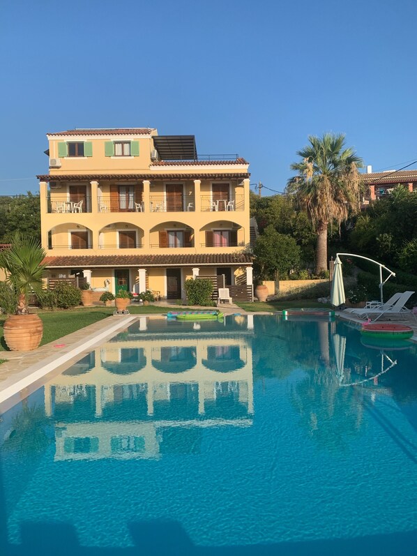 حمّام سباحة خارجي