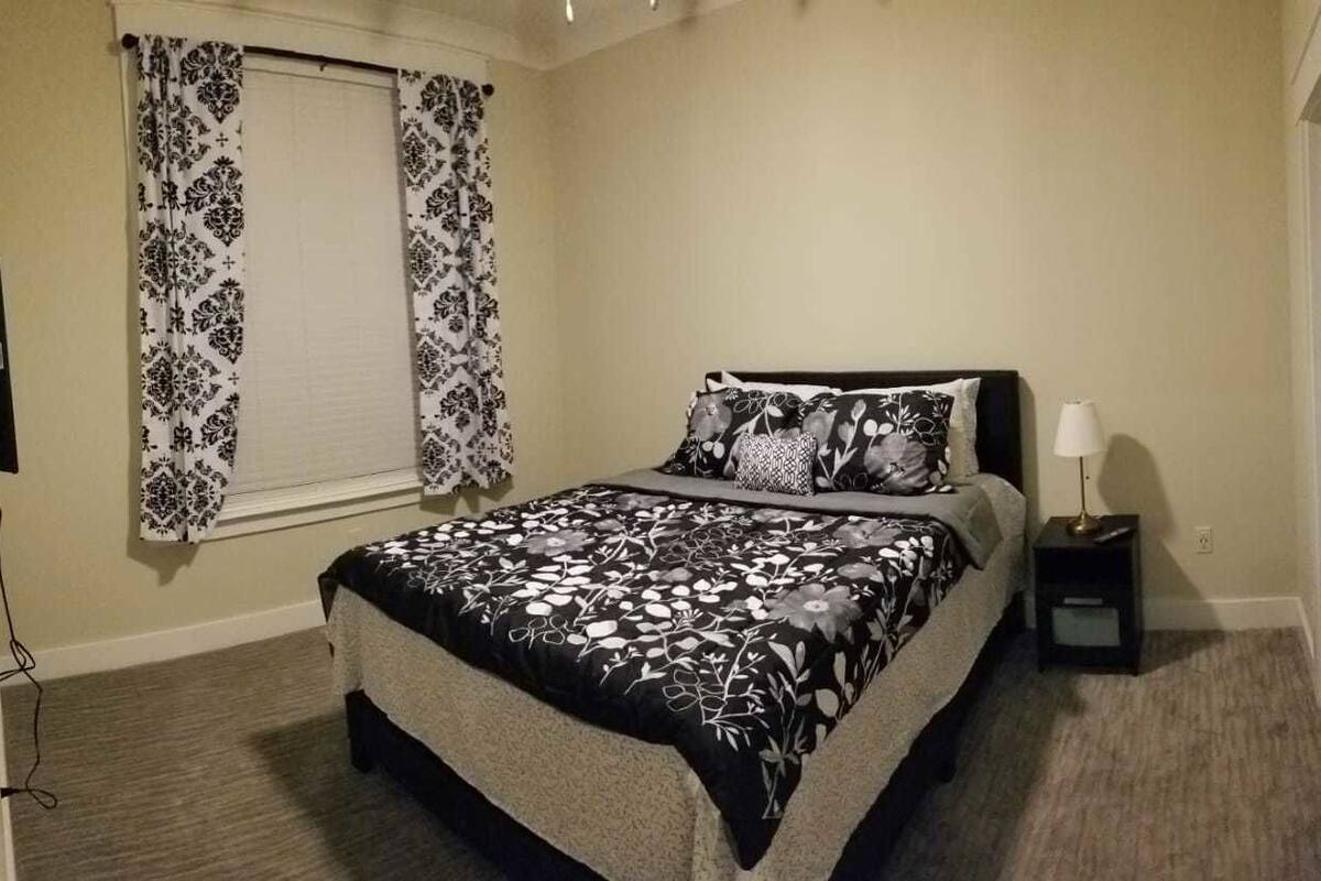 2 bedrooms, individually decorated, individually furnished, desk