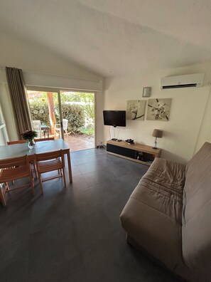 Télévision, baby-foot, table de tennis de table