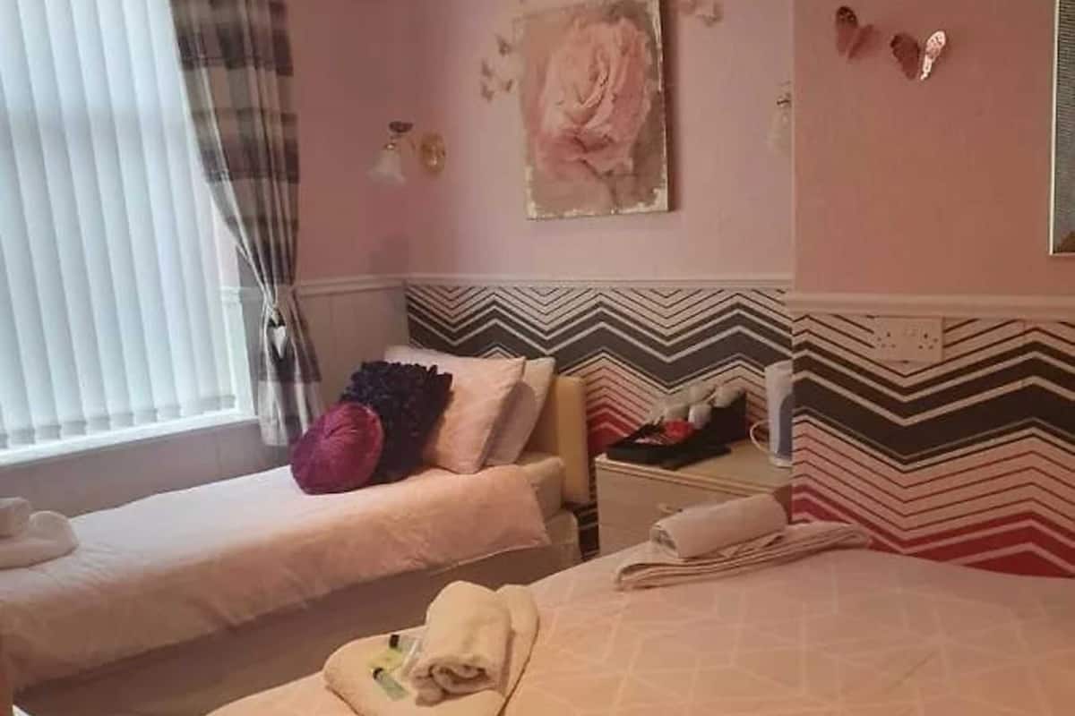 Family Room | Desk, free WiFi, bed sheets