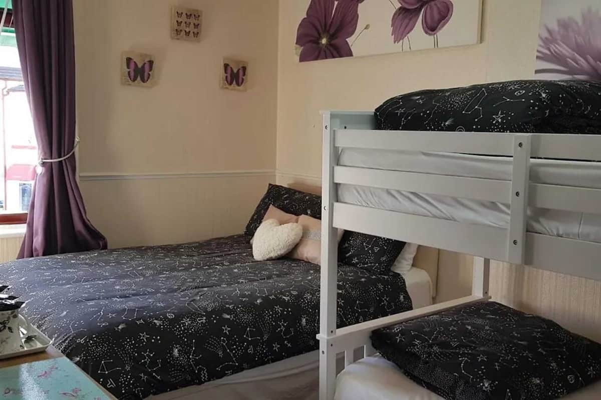 Family Room | Desk, free WiFi, bed sheets