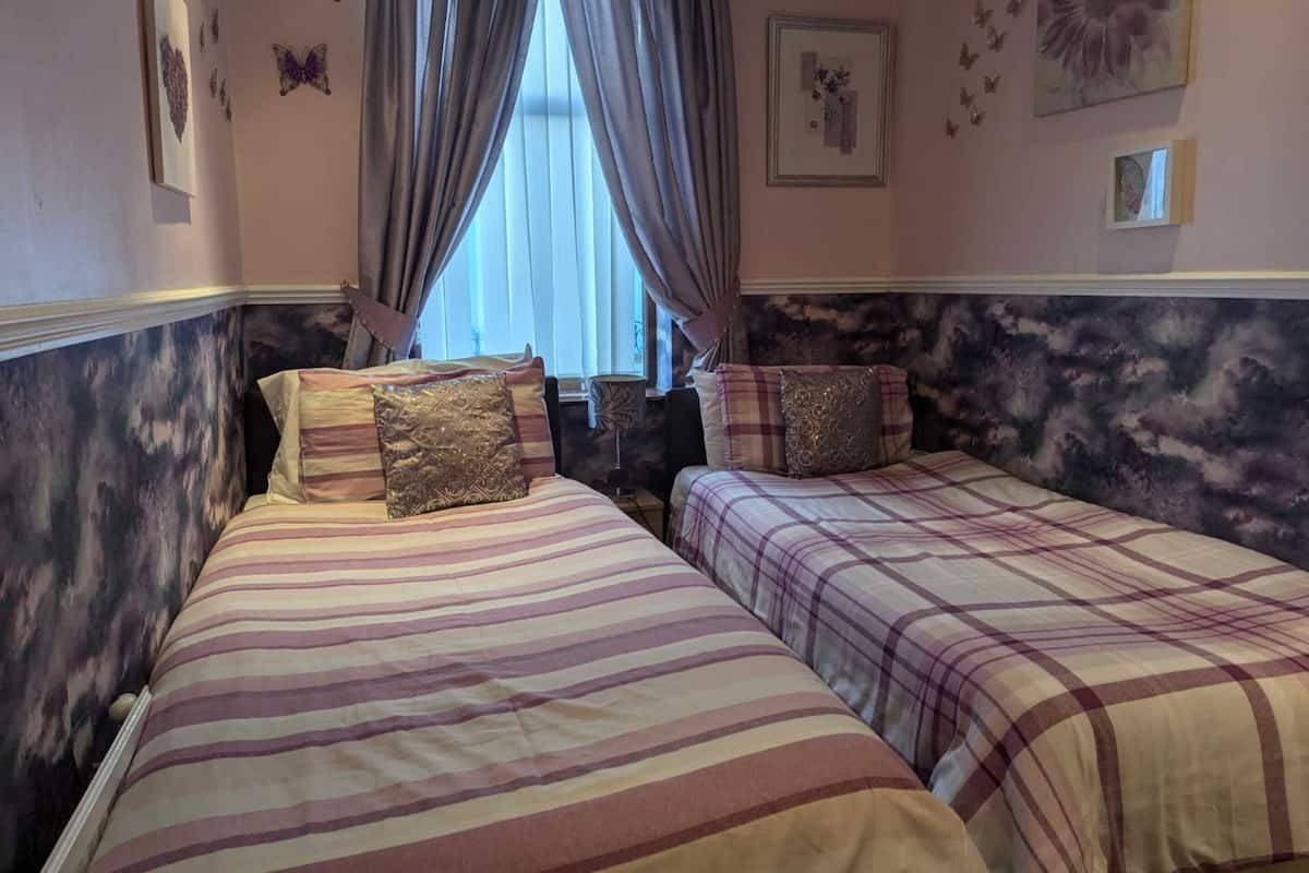 Standard Twin Room | Desk, free WiFi, bed sheets